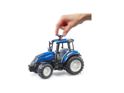 Alternative view of BRUDER 02184 TRAKTOR NEW HOLLAND T5